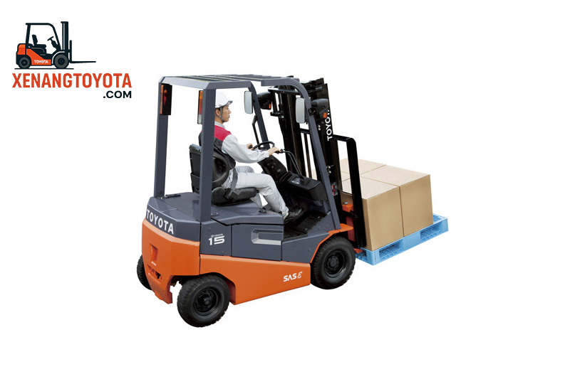 Khoang lái xe nâng động cơ Toyota thân thiện người dùng