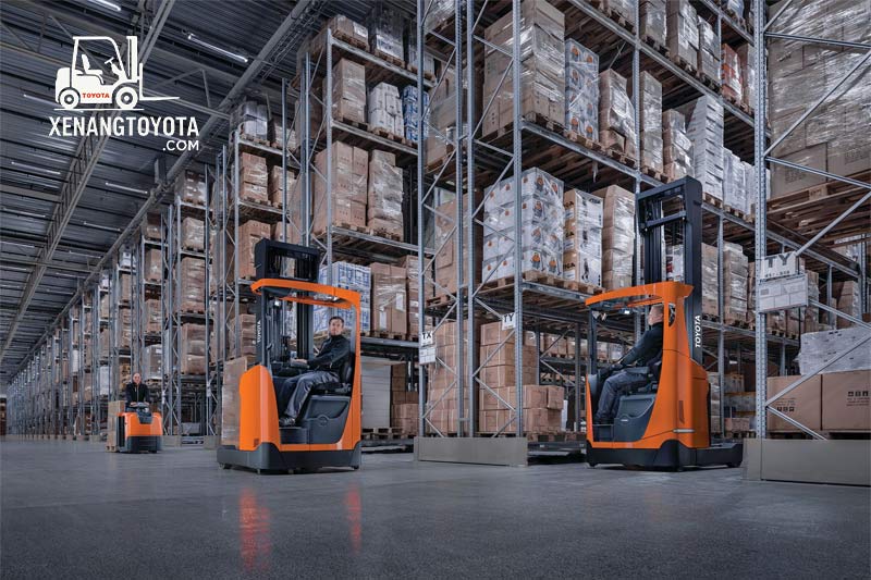 Xe nâng reach truck Toyota