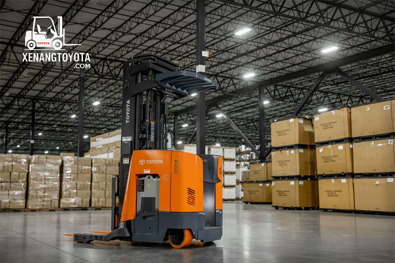 Xe nâng Reach Truck Toyota 