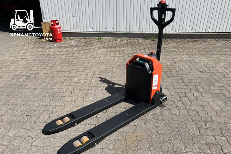 Xe nâng tay bán tự động