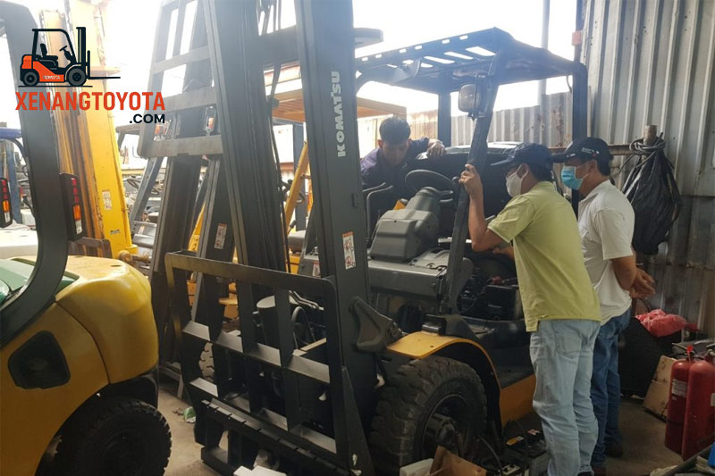 Kiểm tra và bàn giao xe nâng cho khách hàng