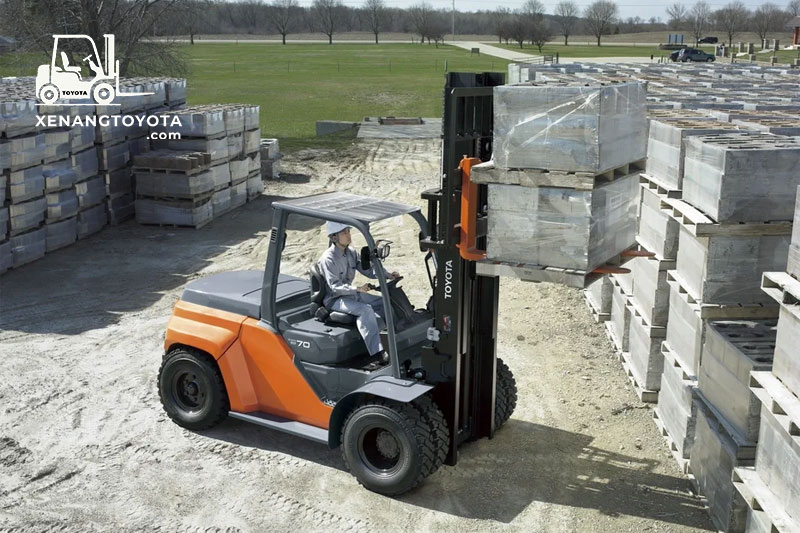 Xe nâng dầu vận hành ngoài trời